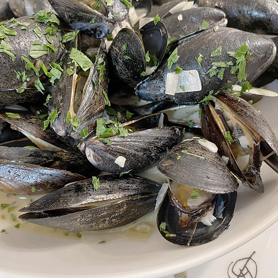 Claudine Pépin - Mussels with Oven Fries